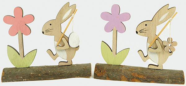 Hase aus Holz mit Ei und Blume auf Holzstamm