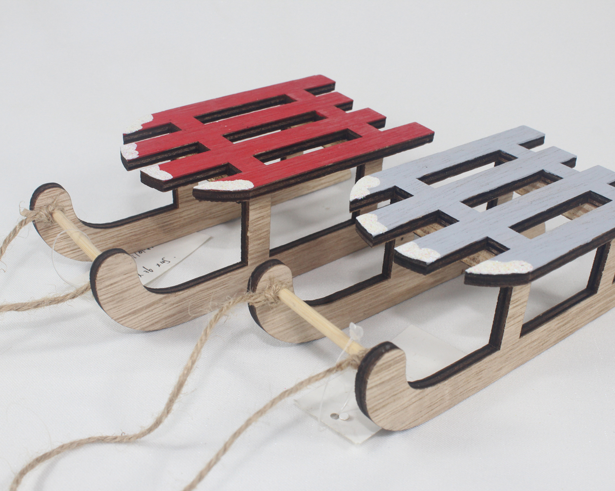 Wooden sledge 15x7x5cm,w. cord, red/grey ass.