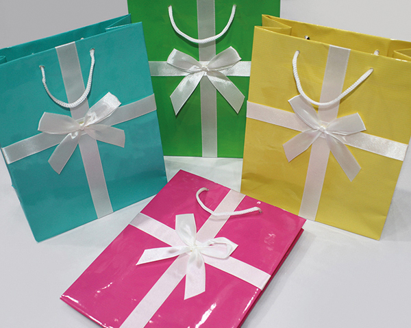 Gift bag with beautiful shiny surface, 18x8x23cm, medium