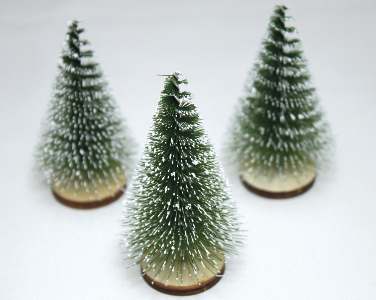 Fir tree set of 3, each 8x4,5cm, on wooden disc