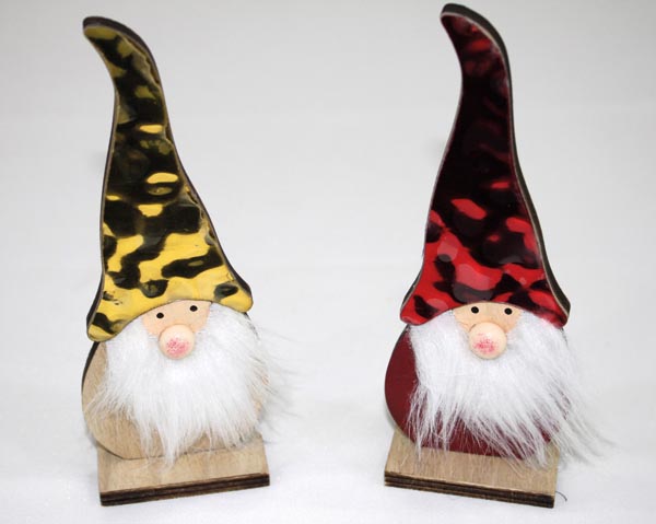 Santa XL 17x6cm aus Holz auf Ständer