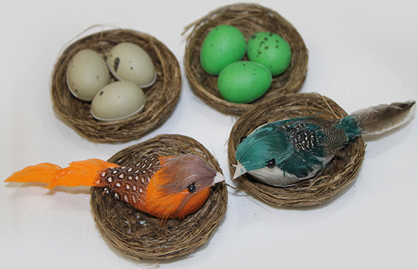 Vogel im Nest + Eier im Nest zwei handgeflochtene Rattan