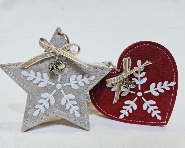 Felt hanger 11x10.5cm, decorated with a bow and two metal