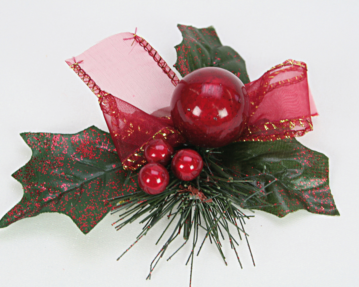 Flowerarrangement w. ball and berries 11x5x10cm