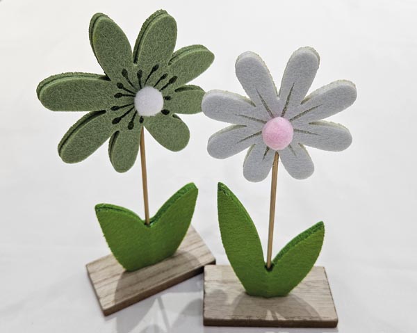 Felt flower 18.7x4.5x9cm, with large leaves and a great