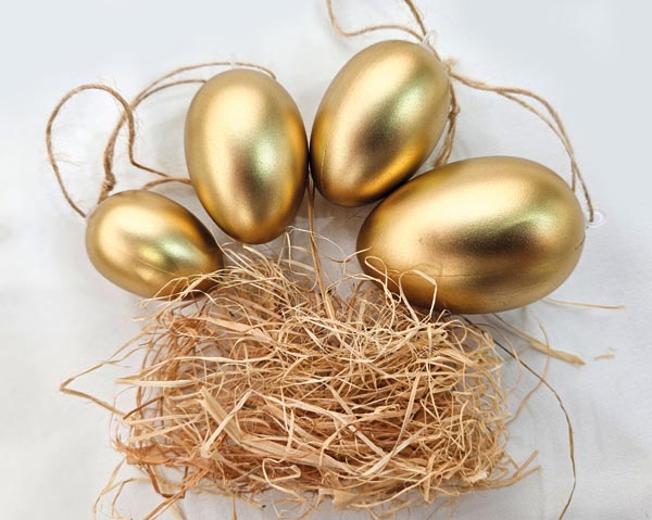 Golden eggs 14x12x4cm, set of 4 with hanger and extra straw,