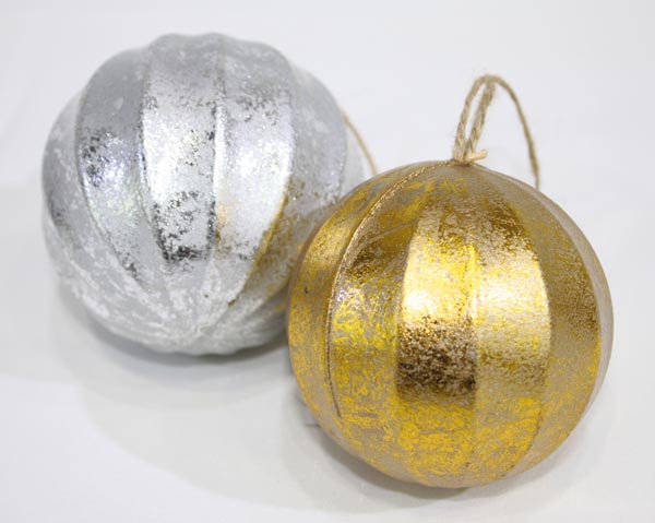 Holzdekokugel 8cm mit antik glänz.