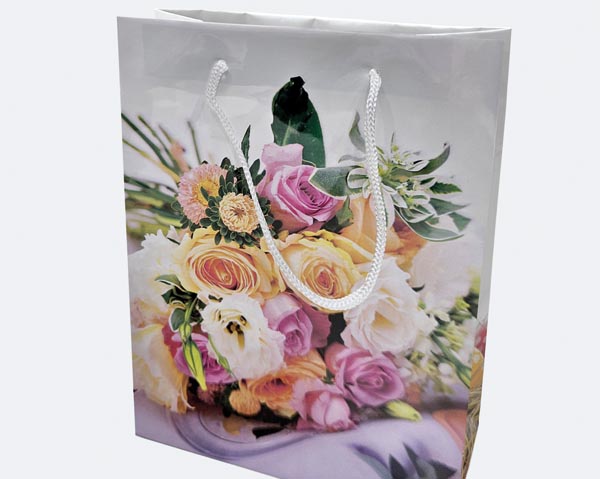 Geschenktasche 23x18cm matt, Blumenstrauß-Motiv, mit Kordel,