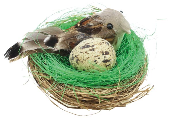 Bird w. feathers and egg in rattan nest 9x9x6cm