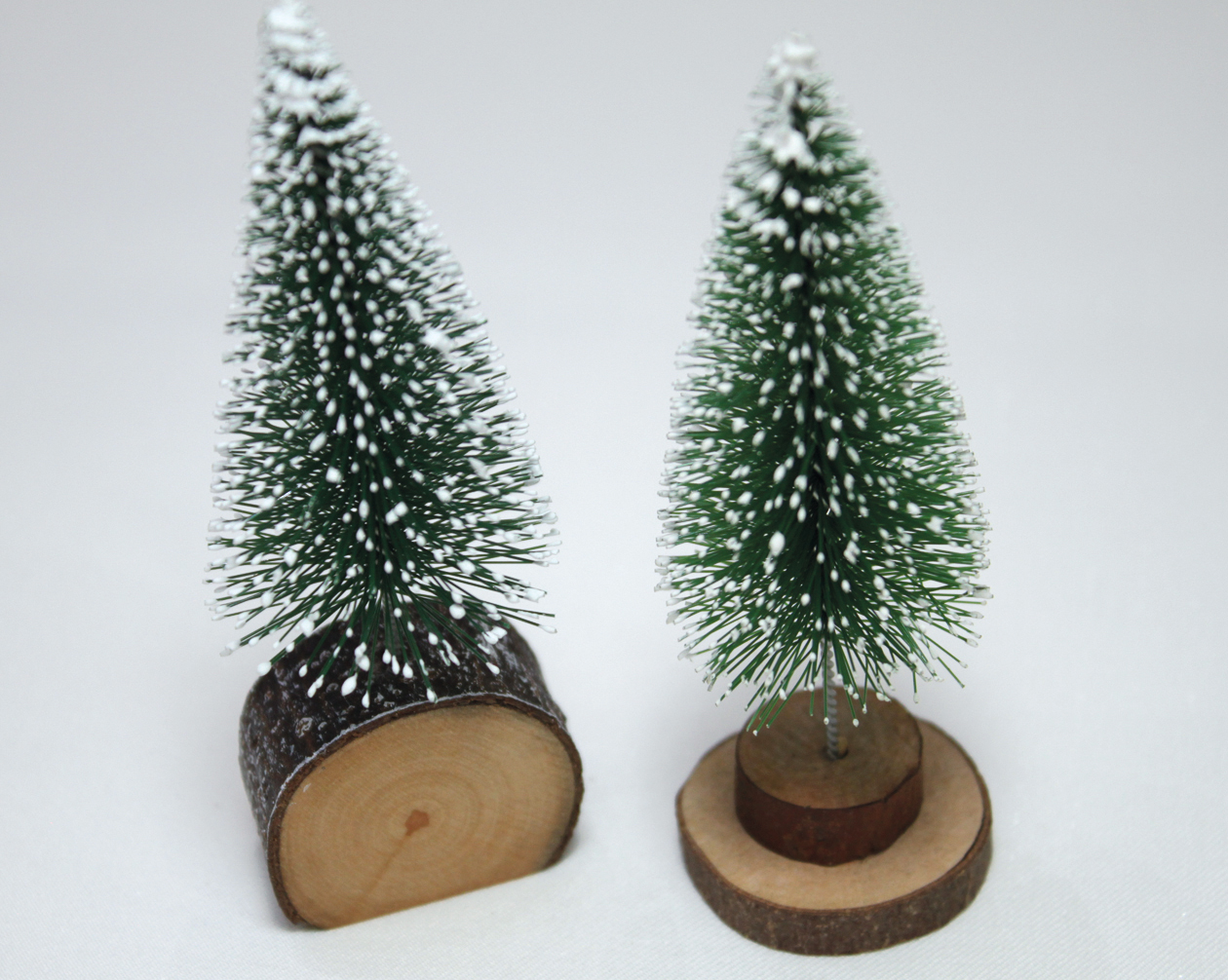 Fir tree on wooden trunk, 11x4cm, 2 assorted