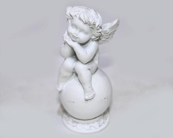 Engel 3,8x3,8x8,8cm auf Kugel sitzend